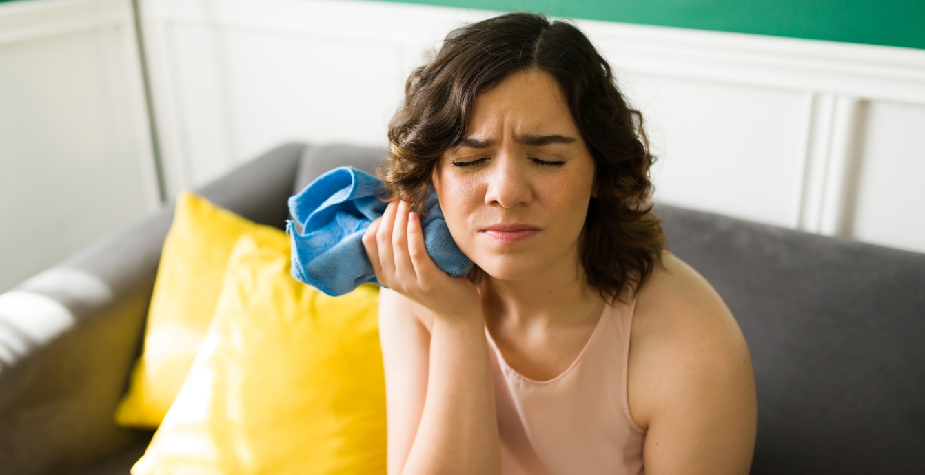 Wisdom tooth pain or swelling